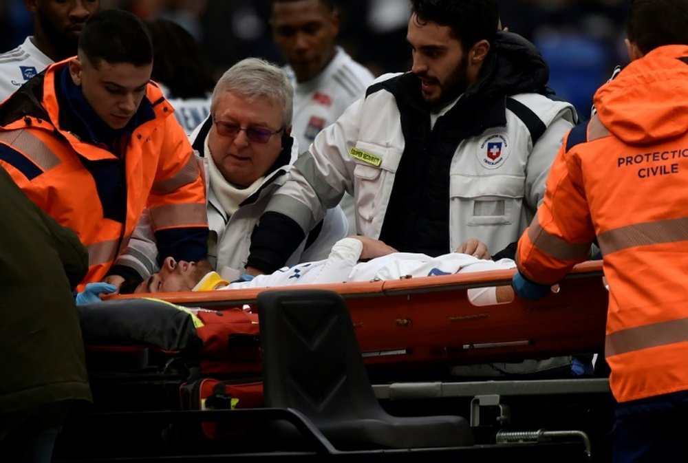 Jogador do Lyon desmaia em campo e é retirado de maca. AFP