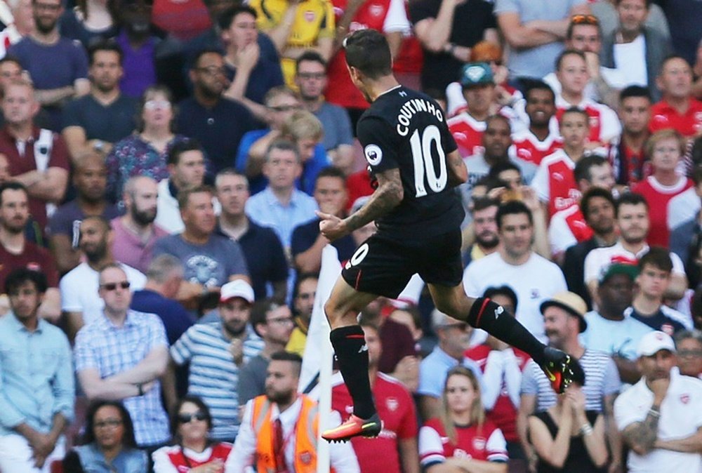Le Brésilien de Liverpool Philippe Coutinho fête le premier de ses deux buts face à Arsenal, le 14 août 2016 à lEmirates Stadium