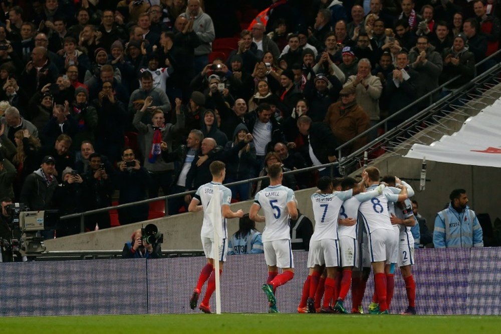 Les Anglais regroupés autour de Daniel Sturridge, auteur du 1er but contre l'Ecosse à Wembley. AFP