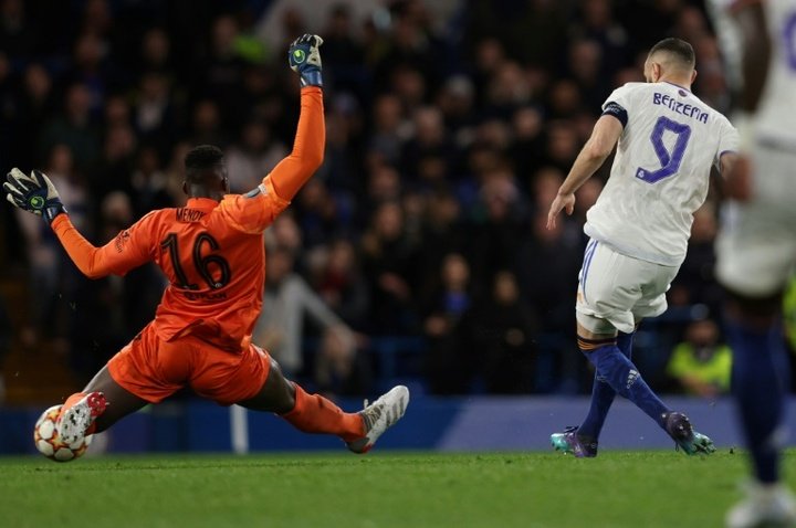 Benzema volvió a aprovechar un error rival. AFP