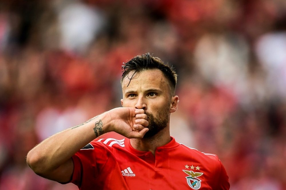 Haris Seferovic marcou dois gols do Benfica contra o Farense. AFP