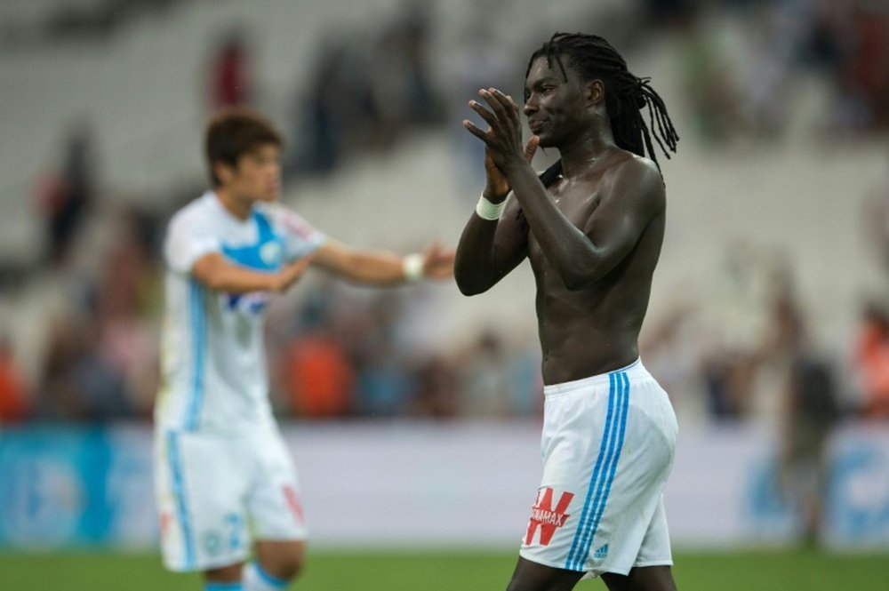 L'atttaquant de Marseille Bafétimbi Gomis applaudit les supporters à la fin du match. AFP