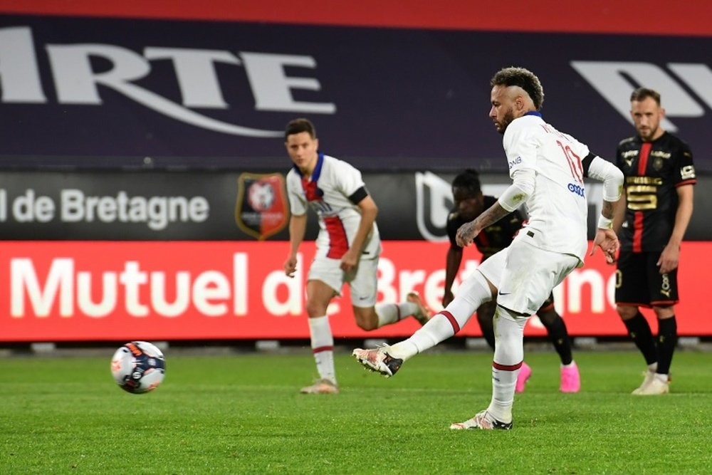 Neymar prácticamente marcó el penalti y no hizo nada más. AFP