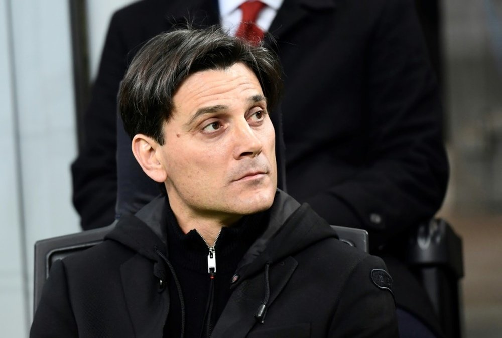 L'entraîneur de l'AC Milan Vincenzo Montella suit le match face au Genoa à San Siro. AFP