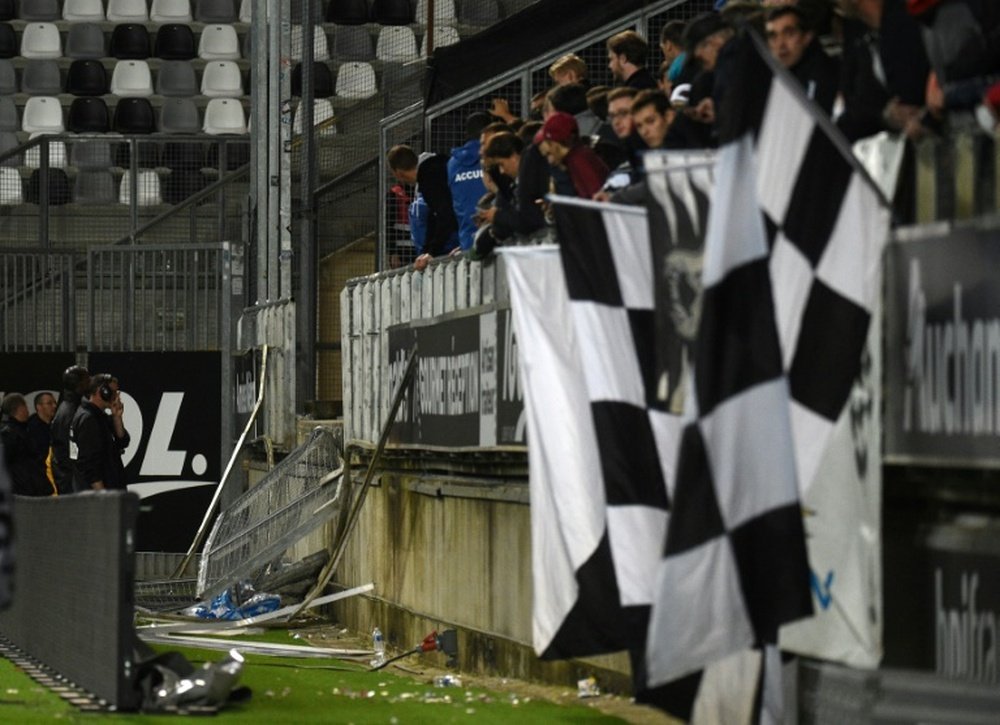 La barrière dune tribune visiteurs qui sest effondrée lors du match Amiens-Lille. AFP