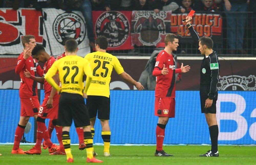 Le défenseur brésilien de Leverkusen Wendell voit rouge lors du match contre Dortmund. AFP