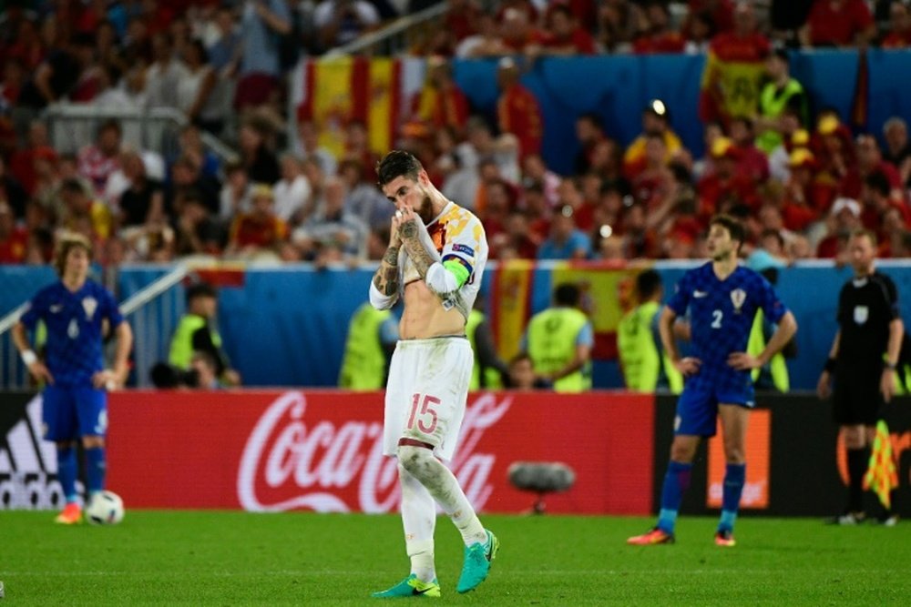 Le déception du défenseur espagnol Sergio Ramos, qui a manqué un penalty durant le match, à lissue du match perdu contre la Croatie, le 21 juin 2016 à Bordeaux