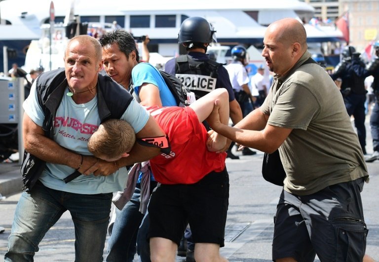 Un supporter anglais est interpellé par la police à Marseille le 11 juin 2016 avant le match entre lAngleterre et la Russie