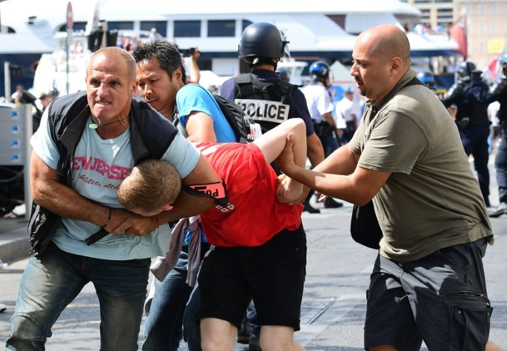 Un supporter anglais est interpellé par la police à Marseille le 11 juin 2016 avant le match entre lAngleterre et la Russie