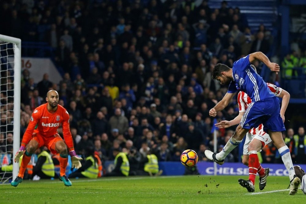 Lattaquant de Chelsea Diego Costa marque face au gardien de Stoke City à Stamford Bridge à Londres, le 31 décembre on on December 31, 2016