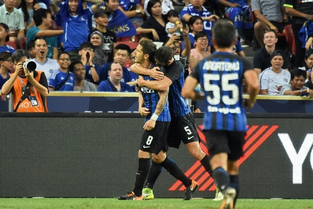 L'attaquant de l'Inter Milan Stevan Jovetic est congratulé par Roberto Gagliardin. AFP