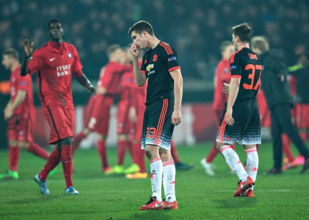 Los futbolistas del United, abatidos tras la derrota ante los sonrientes del Midtjylland. AFP