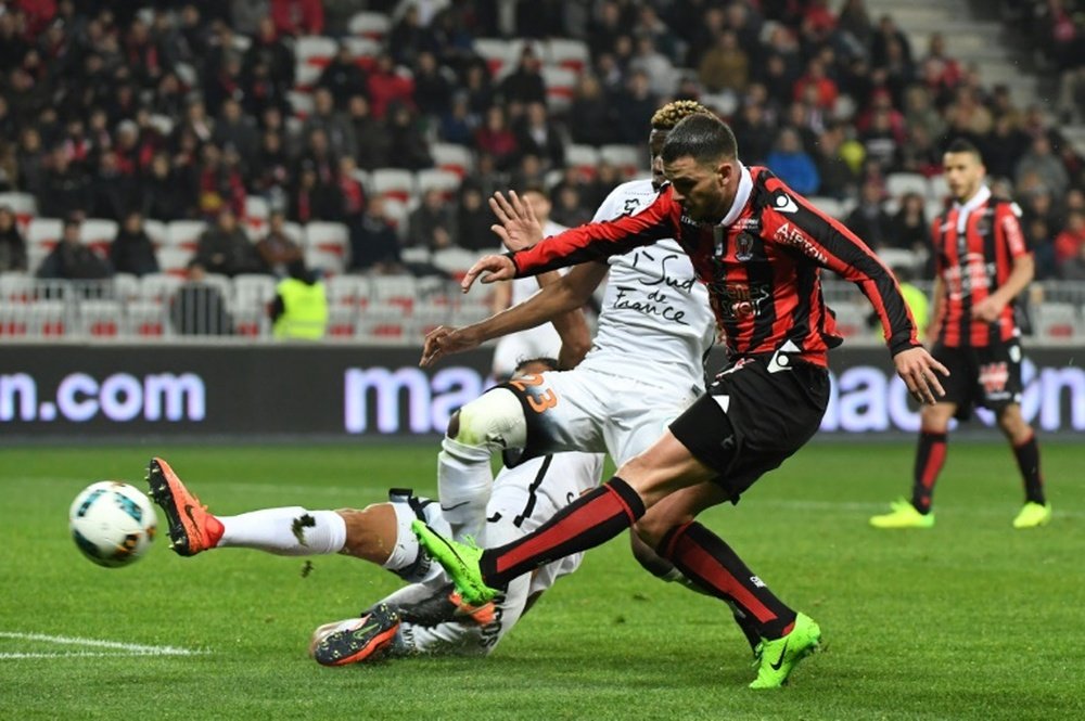 Valentin Eysseric tire face à Montpellier, le 24 février 2017 à l'Allianz Riviera. AFP