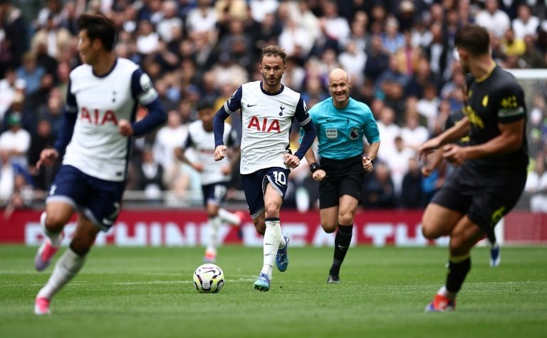 "Tottenham are shooting themselves in the foot..." said former Spurs player Carr