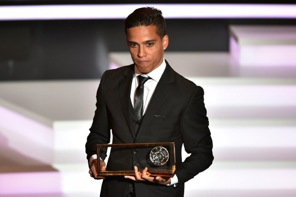 Le Brésilien Wendell Lira reçoit le Prix Puskas du plus beau but de lannée 2015, le 11 janvier 2016 à Zurich