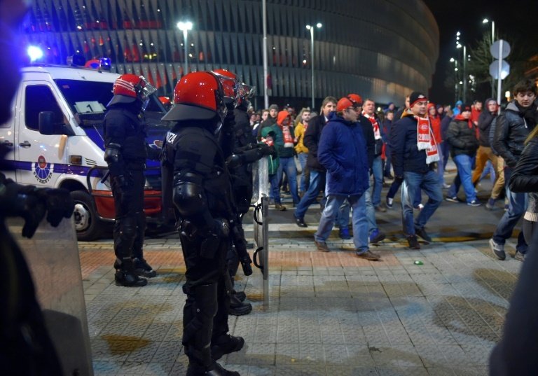 Bilbao se ha despertado aún conmocionada por sucedido en San Mamés. AFP