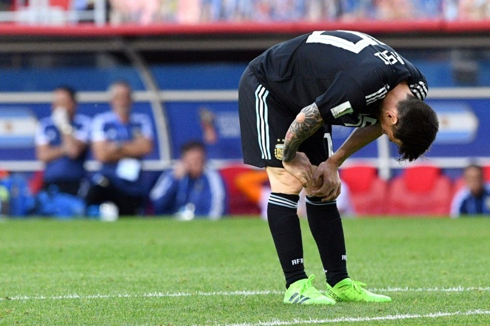 La déception de la star de l'Argentine Lionel Messi après avoir raté un penalty. AFP