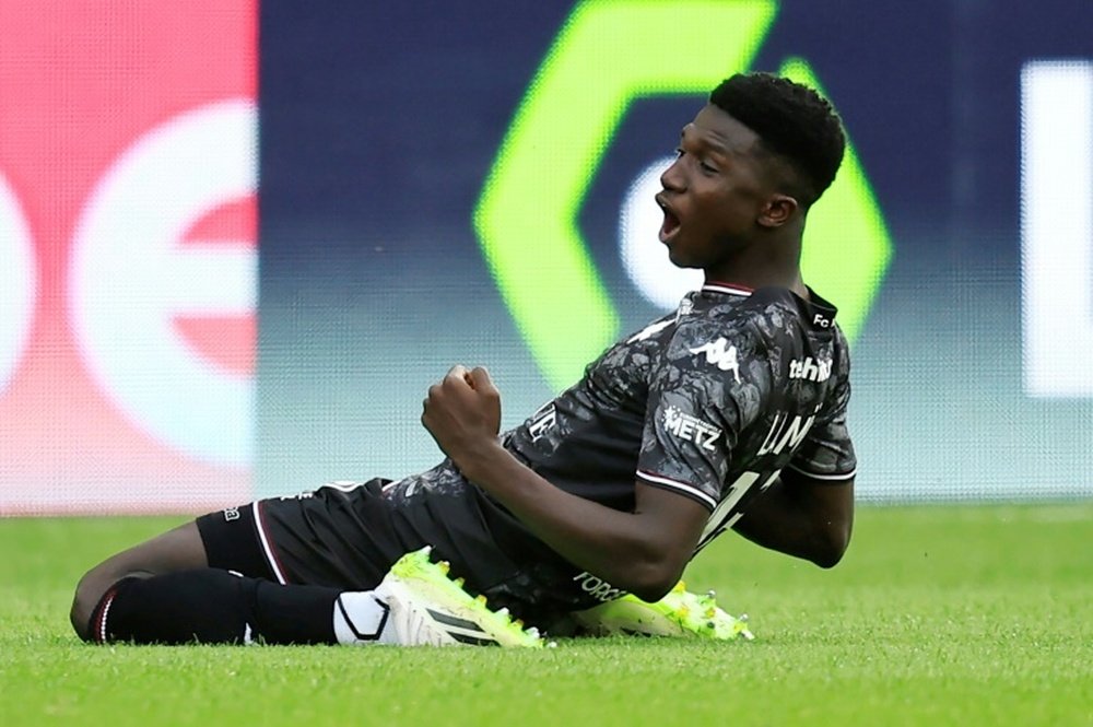 Lamine Camara ganha o prêmio de melhor jovem africano do ano. AFP