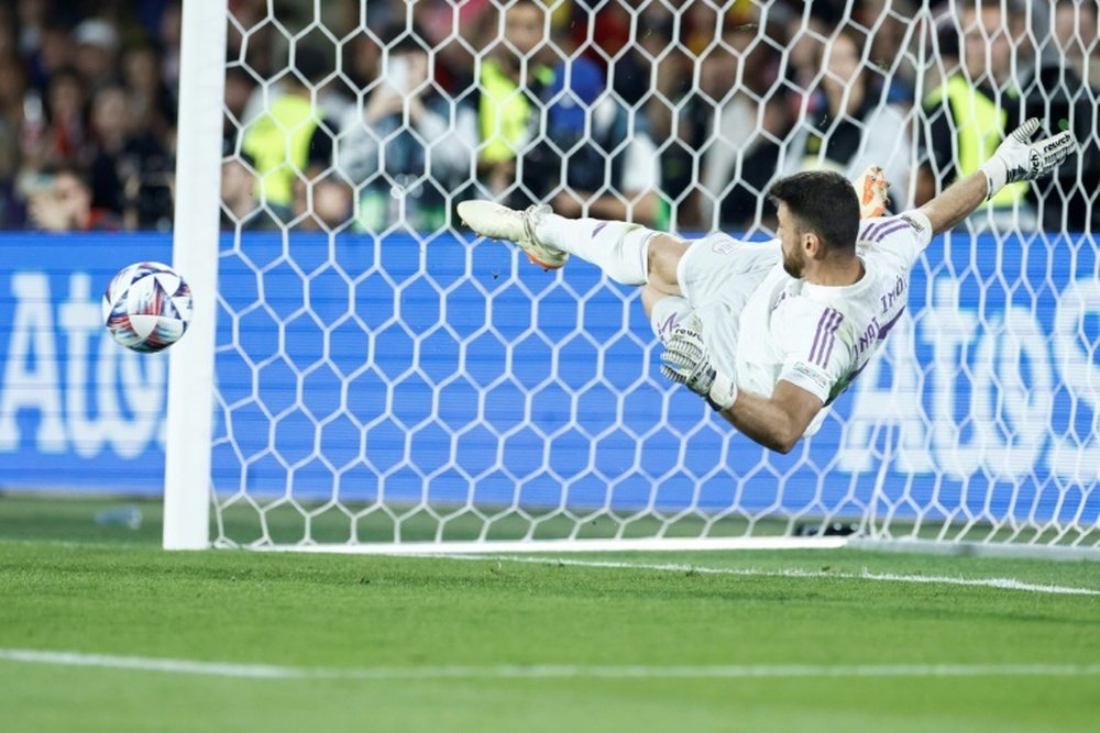 Unai Simón vuela para llevar a España al olimpo europeo. AFP