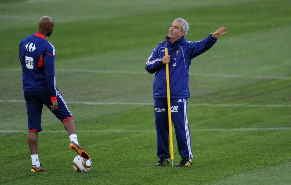 L'attaquant Nicolas Anelka échange avec Raymond Domenech, alors entraîneur des Bleus. AFP