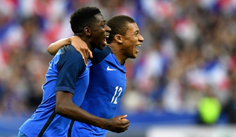 Ousmane Dembélé félicité pour son but par Kylian Mbappé, le 13 juin 2017 à Saint-Denis. AFP