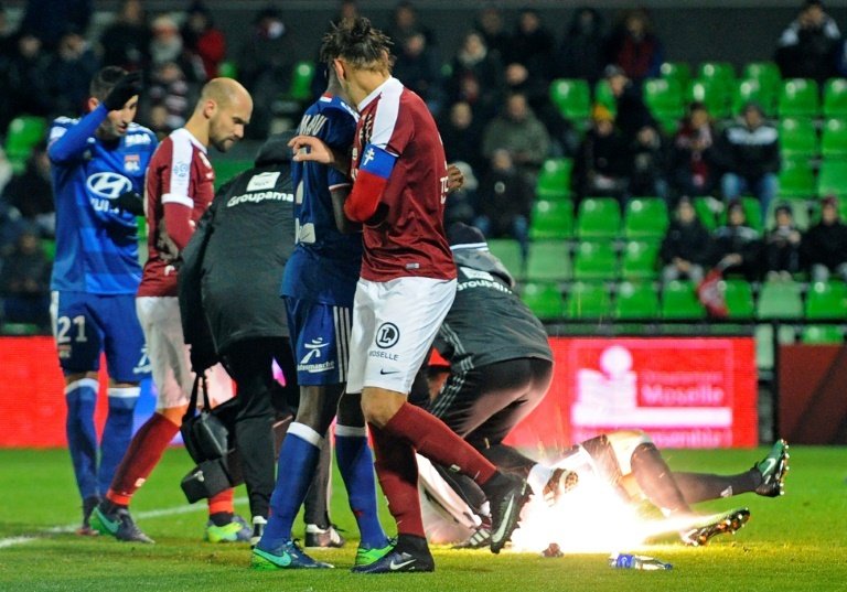 Un pétard explose près du gardien lyonnais Anthony Lopes, lors du match entre Metz et Lyon. AFP