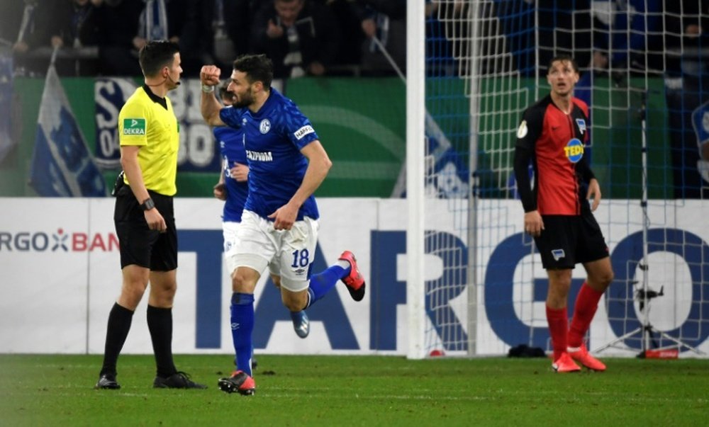 El Schalke 04 se ha visto obligado a frenar las conversaciones sobre posibles fichajes. AFP
