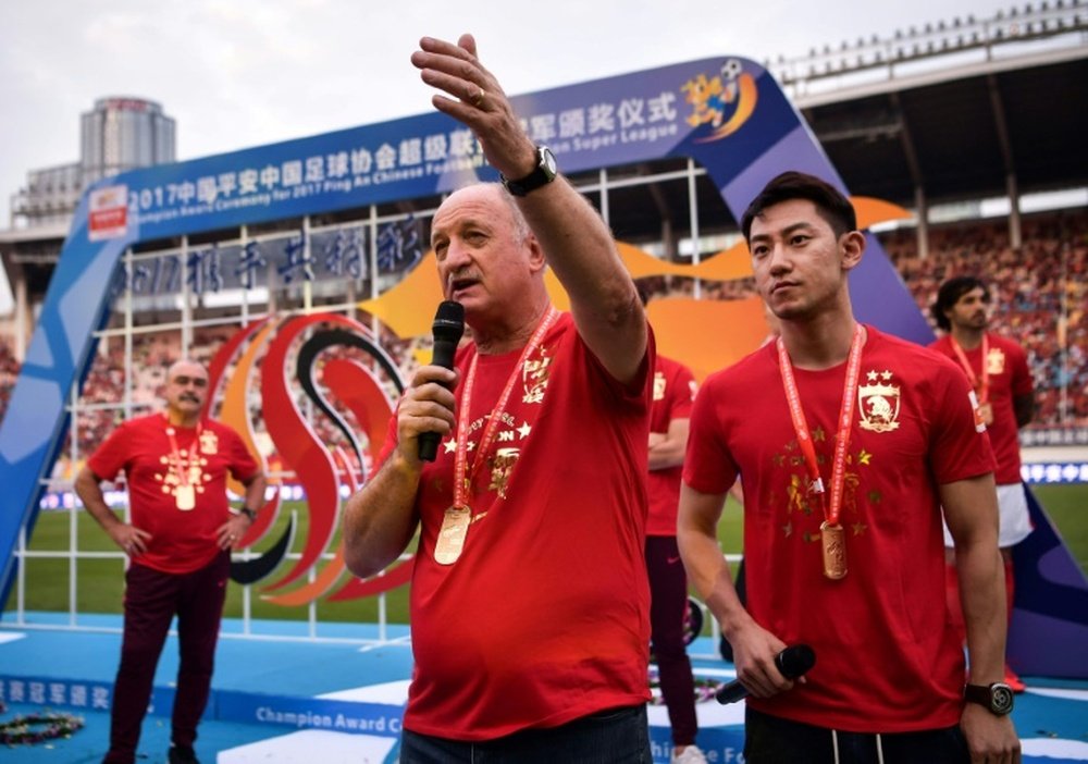 L'entraîneur Luiz Felipe Scolari fait ses adieux aux supporters de Guangzhou Evergrande. AFP