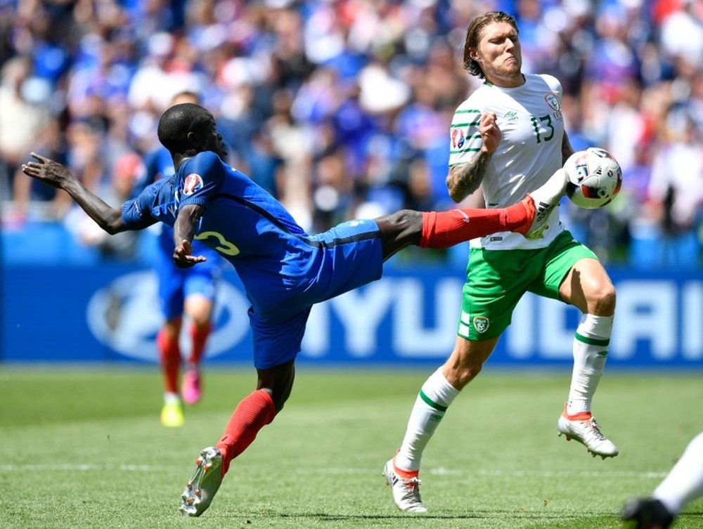 Le milieu français NGolo Kanté (g) à la lutte avec celui de lIrlande Jeffrey Hendrick lors de lEuro au Parc OL, le 26 juin 2016