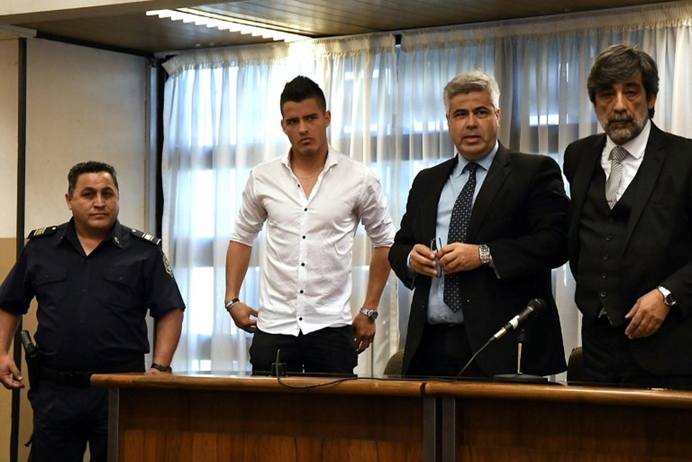 Le défenseur du club argentin de Temperley, Alexis Zarate (en blanc) au tribunal. AFP