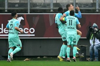 El Montpellier venció al Feignies-Aulnoye, de la Cuarta División de París, por un 0-4 que construyó en la última media hora del choque.