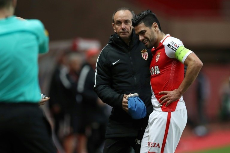 Falcao tranquiliza a la afición del Mónaco tras recibir un golpe: 