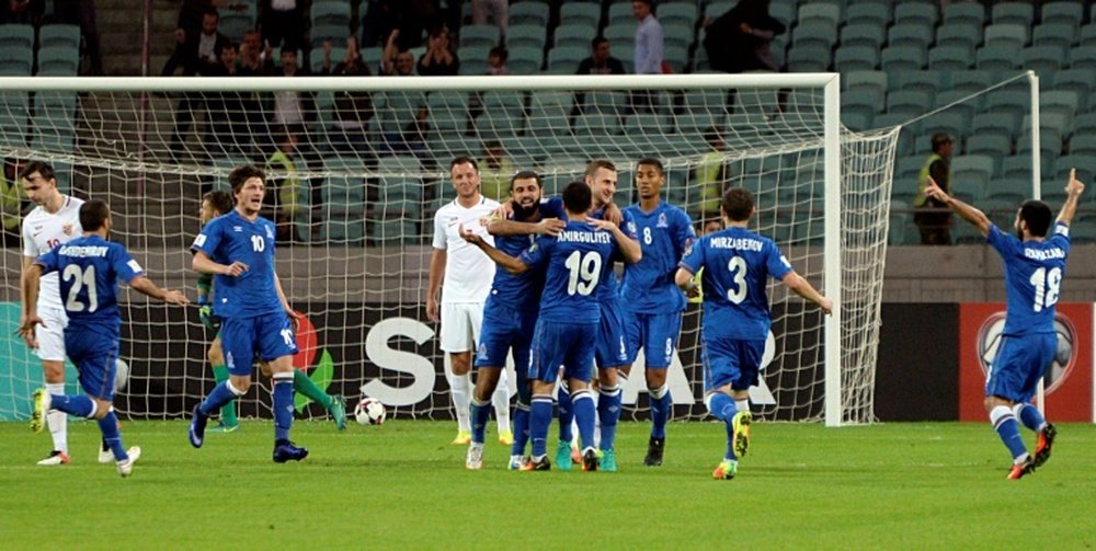 Les joueurs de lAzerbaïdjan se congratulent après un but contre la Norvège, le 8 octobre 2016. AFP
