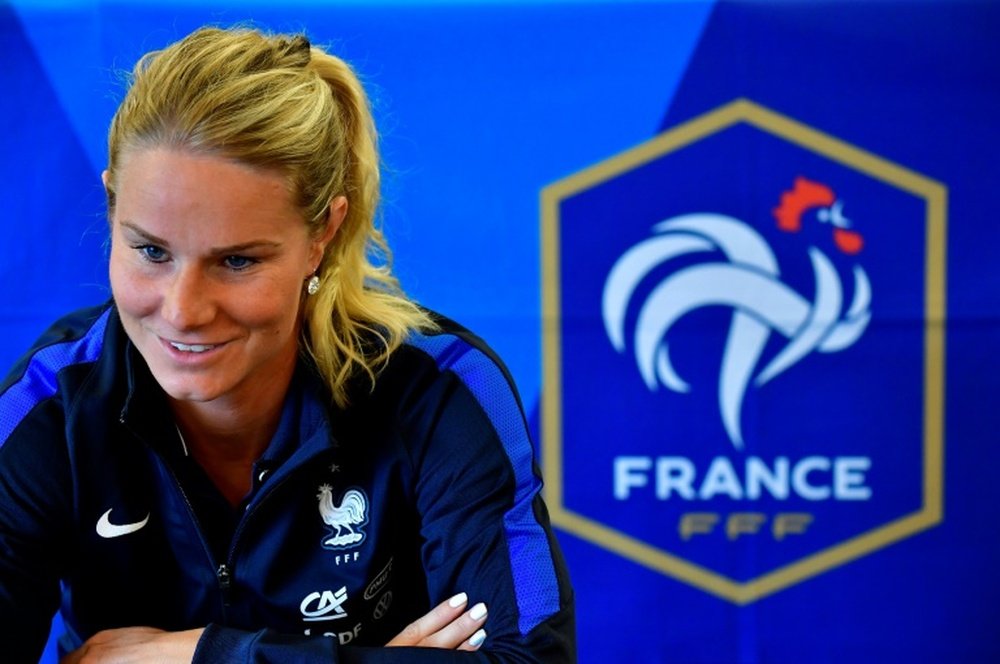 La milieu de terrain des Bleues Amandine Henry face aux reporters en marge de l'Euro dames. AFP