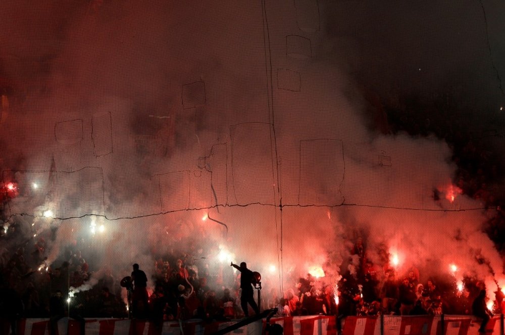 Des supporters de l'Olympiakos lors dun match contre le Panathinaikos. AFP