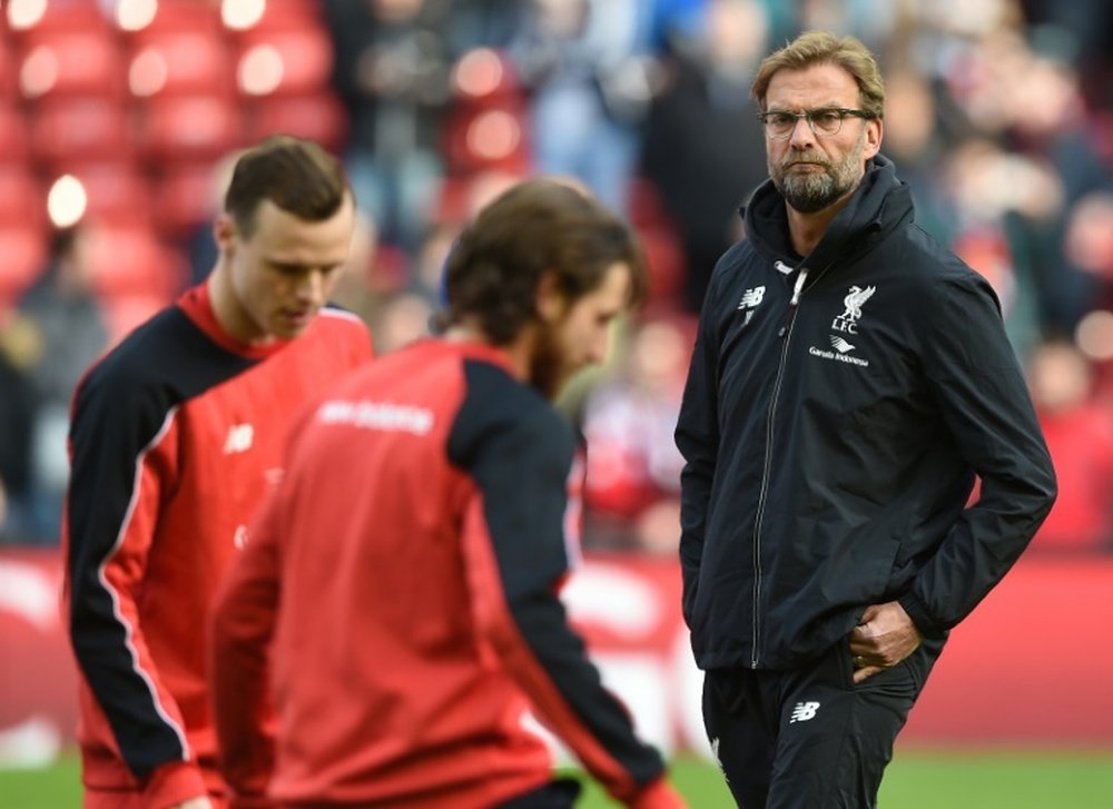 L'entraîneur de Liverpool, l'Allemand Jürgen Klopp (d), à 'léchauffement avant le match. AFP