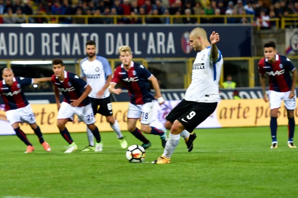 L'attaquant de l'Inter Mauro Icardi égalise sur penalty face à Bologne. AFP