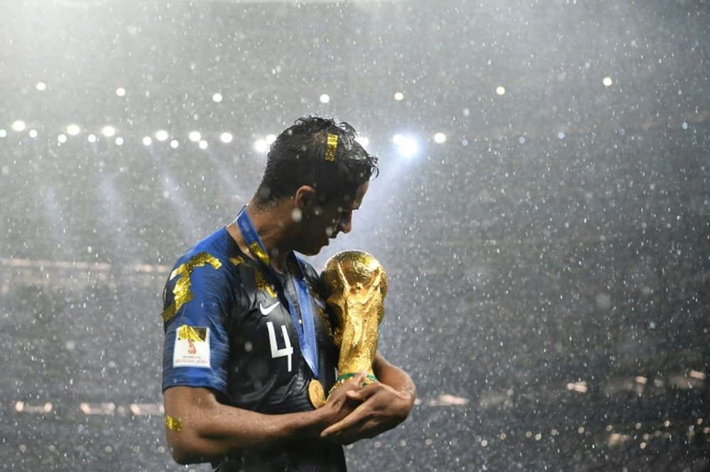 Le défenseur français Raphaël Varane avec le trophée de la Coupe du monde. AFP