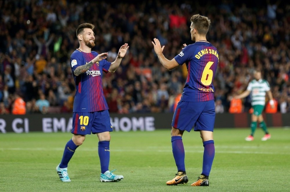 Lionel Messi félicité par Denis Suarez après l'un de ses 4 buts contre Eibar. AFP