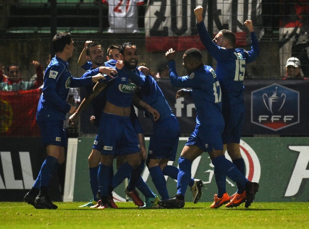 Soubervie est congratulé par ses coéquipiers de Chambly contre Monaco en Coupe de France. AFP