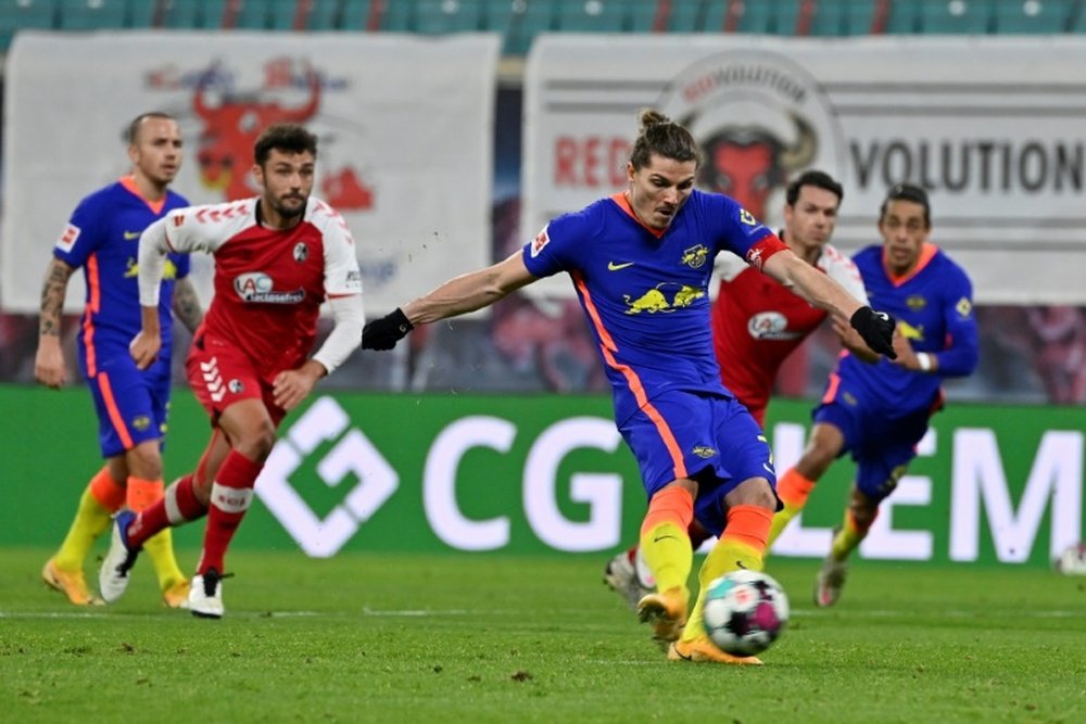 Le capitaine autrichien de Leipzig Marcel Sabitzer marque sur penalty contre Fribourg, le 7 novembre 2020 à Leipzig