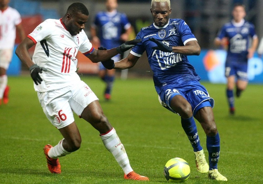 Amadou (i) gusta en el fútbol inglés. AFP