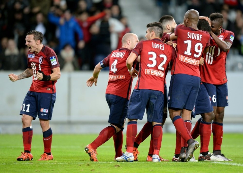 Les Lillois euphoriques après le but dAdama Soumaoro contre Bordeaux en demi-finale de la Coupe de la Ligue, le 26 janvier 2016 à Lille