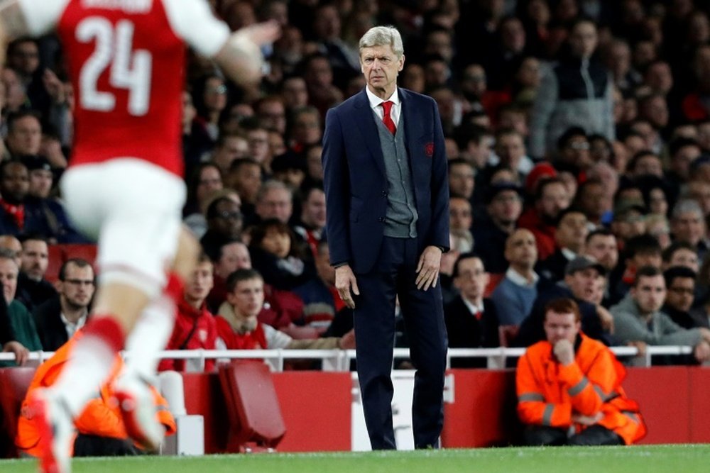 El técnico del Arsenal planea reforzar su defensa. AFP