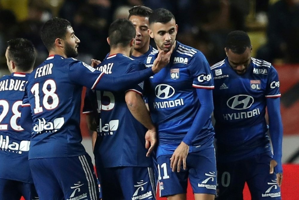 L'attaquant de Lyon Ghezzal est congratulé par ses coéquipiers après avoir inscrit un but. AFP