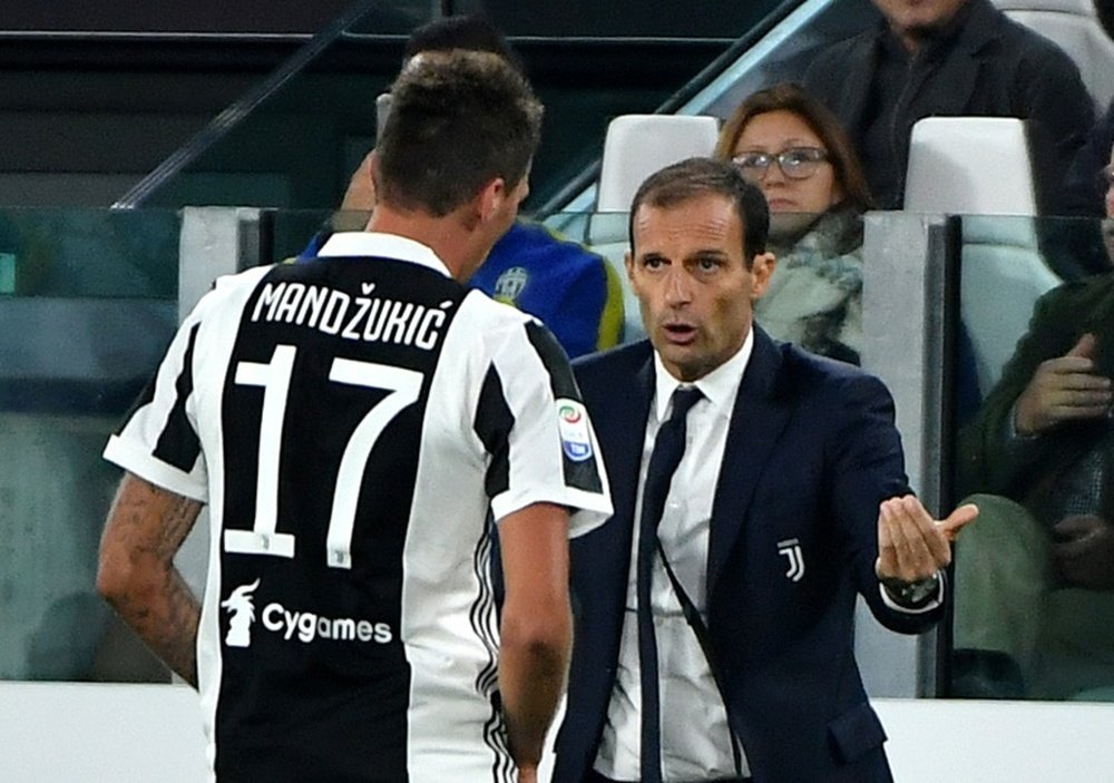 L'entraîneur de la Juventus Massimiliano Allegri donne des instructions à Mario Mandzukic. AFP