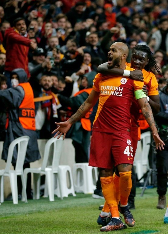 Le capitaine de Galatasaray Marcao et Bafé Gomis fêtent le but du premier contre le Barça en Ligue Europa, le 17 mars 2022 à Istanbul