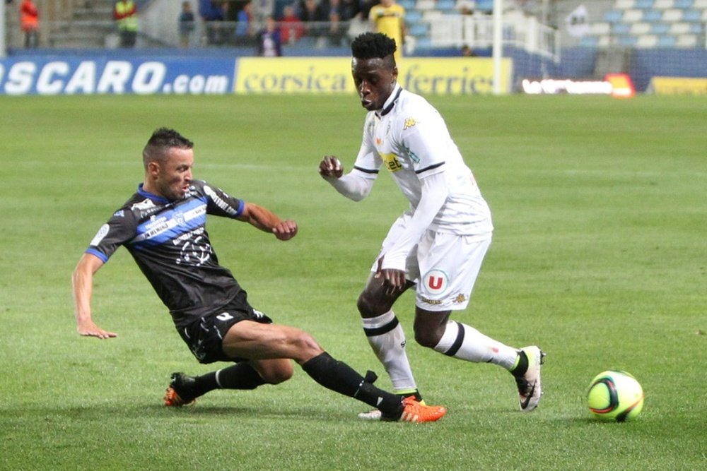 Le défenseur international congolais Arnold Bouka Moutou (d) lors dun match entre son ancien club, Angers, et Bastia, en Ligue 1, au stade Armand Cesari à Bastia, le 7 mai 2016