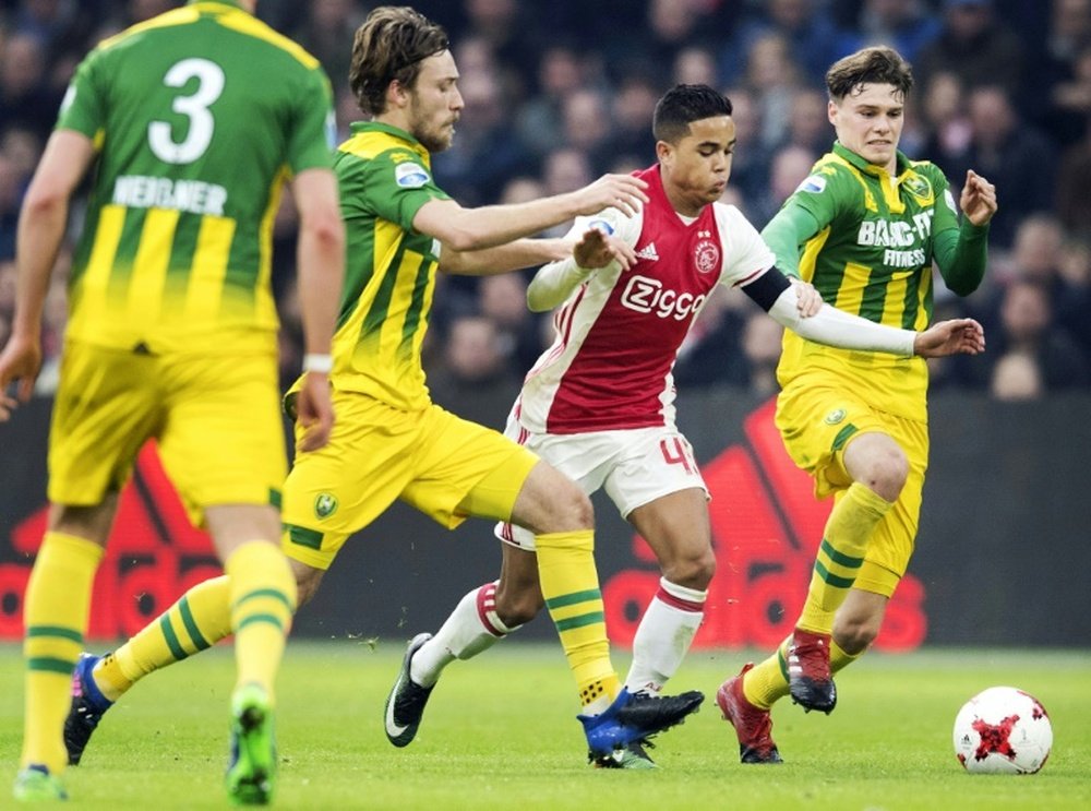 Le jeune joueur de 17ans, Justin Kluivert avec les joueurs de ADO La Haye. AFP