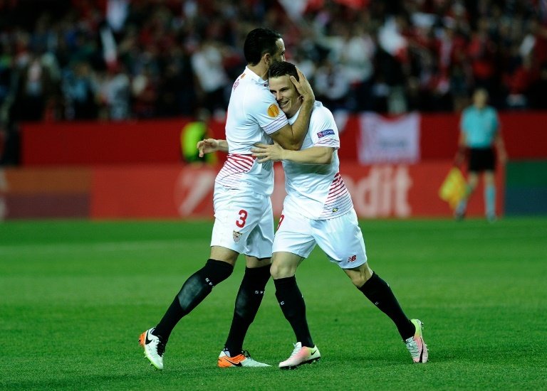 L'attaquant du Séville Gameiro félicité par Adil Rami après un but contre le Shakhtar Donetsk .